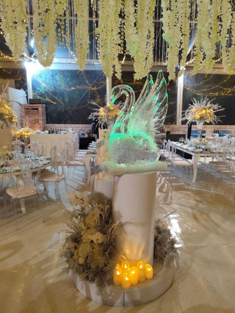 Escultura de gelo de cisne num jantar de gala