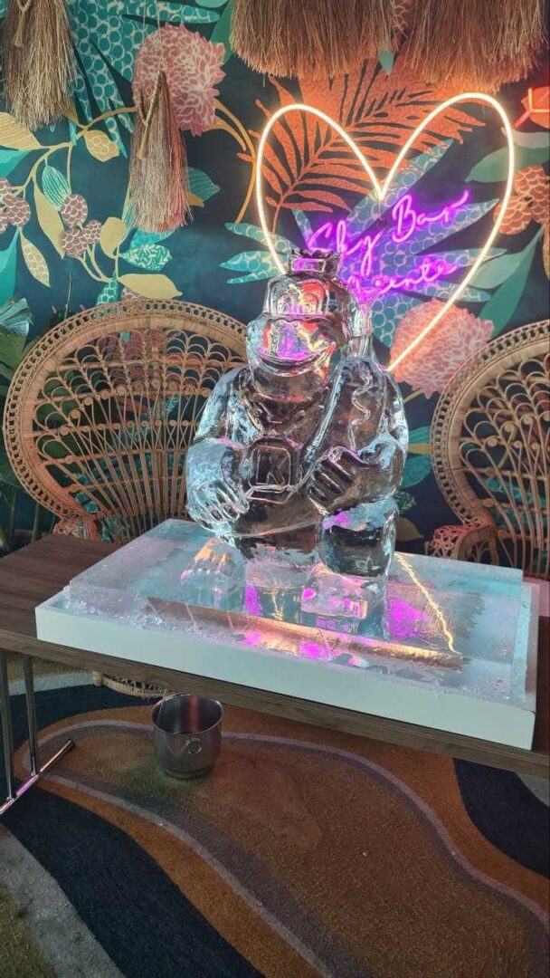 Escultura de gelo de macaco que serve bebidas pela banana