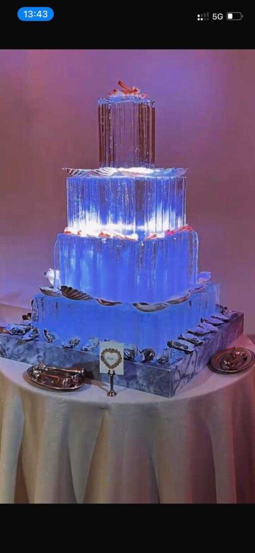 Bolo de casamento em gelo com iluminação LED azul