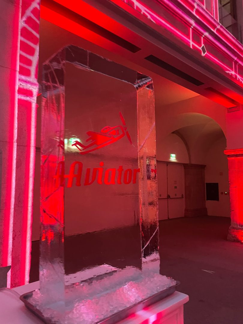 Bloco de gelo com logotipo Aviator gravado para evento de marca