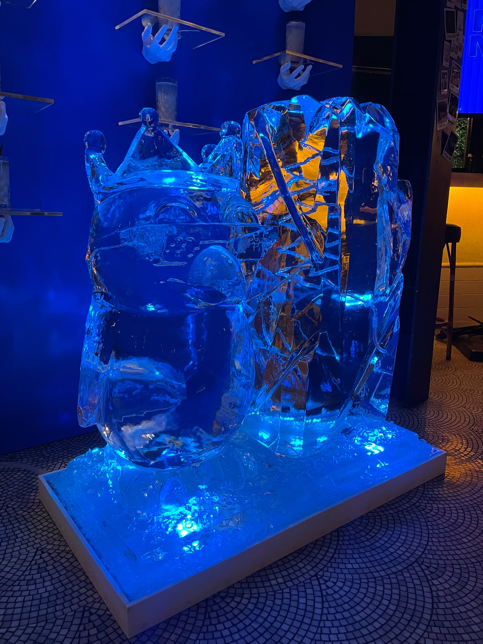Escultura de gelo de um gato com coroa, iluminada a azul — Iceology