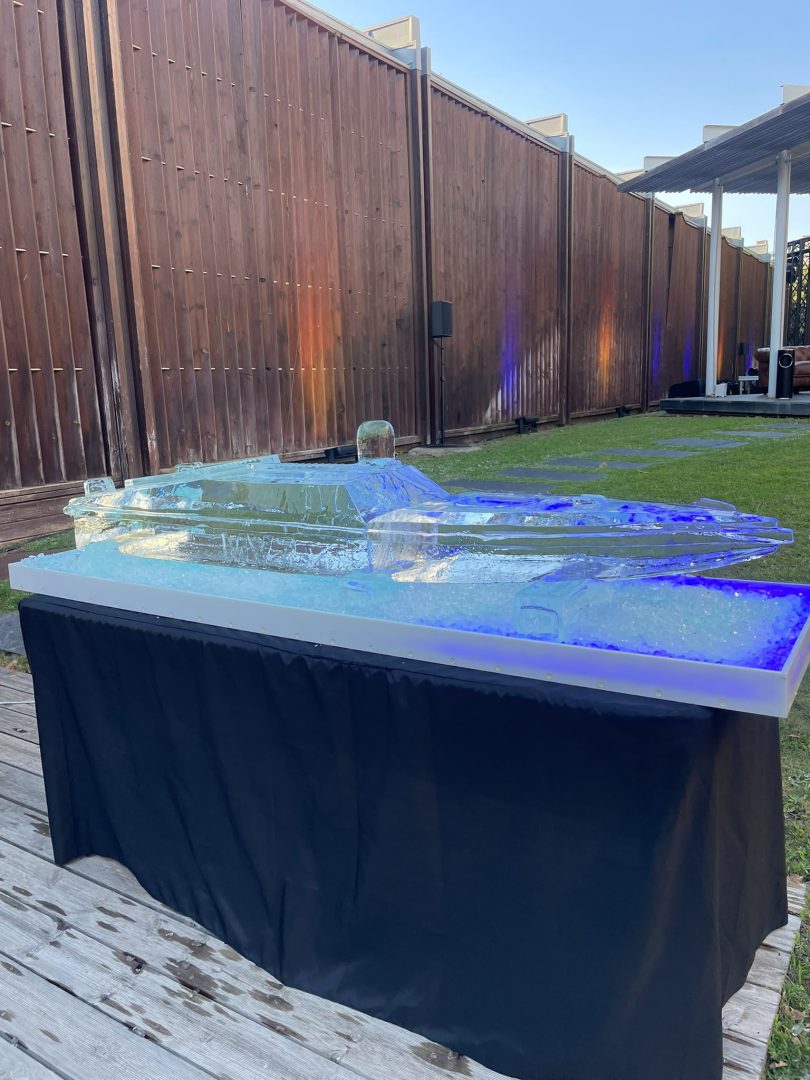 Escultura de gelo em forma de iate num evento ao ar livre